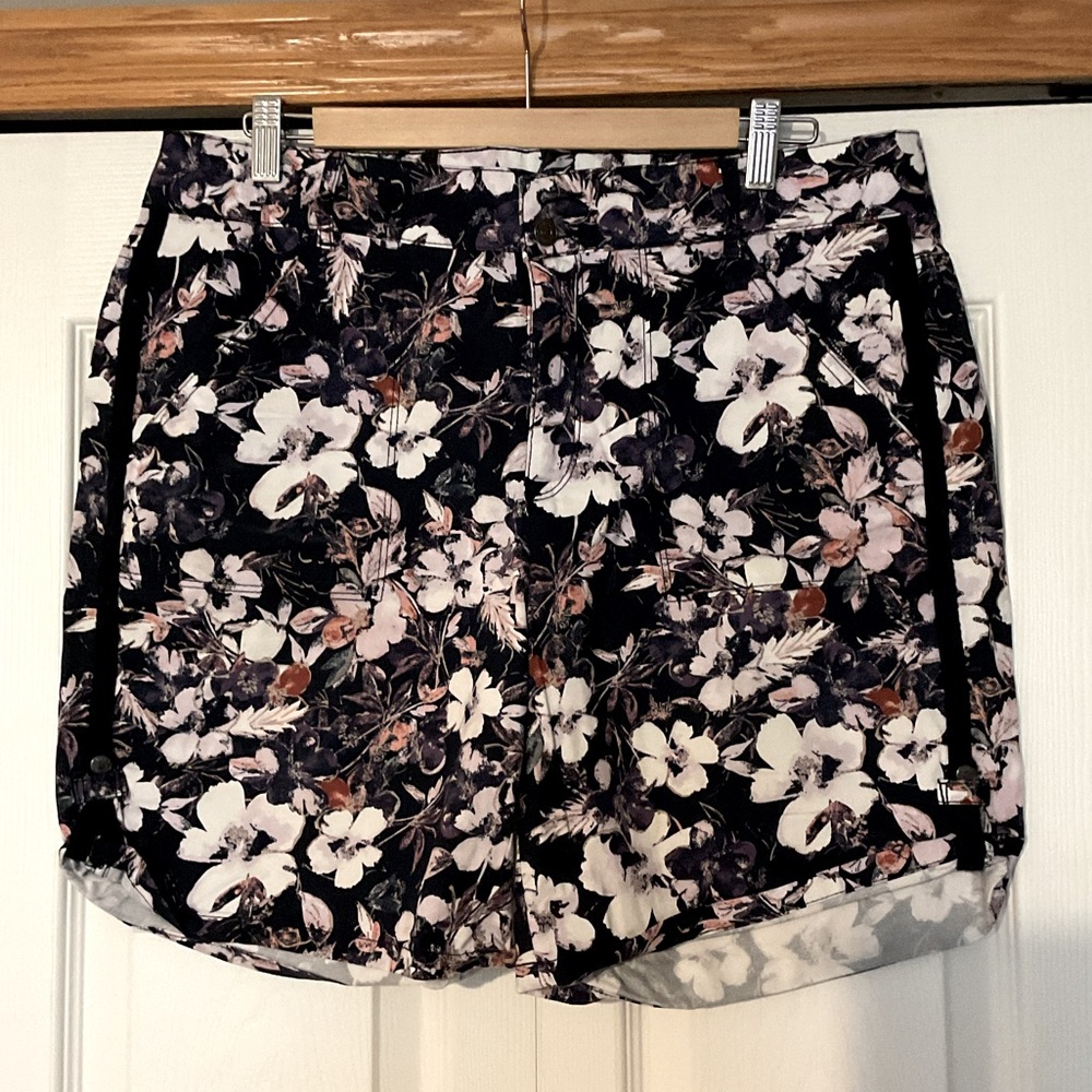 Gloria Vanderbilt Navy Floral Shorts Size 10